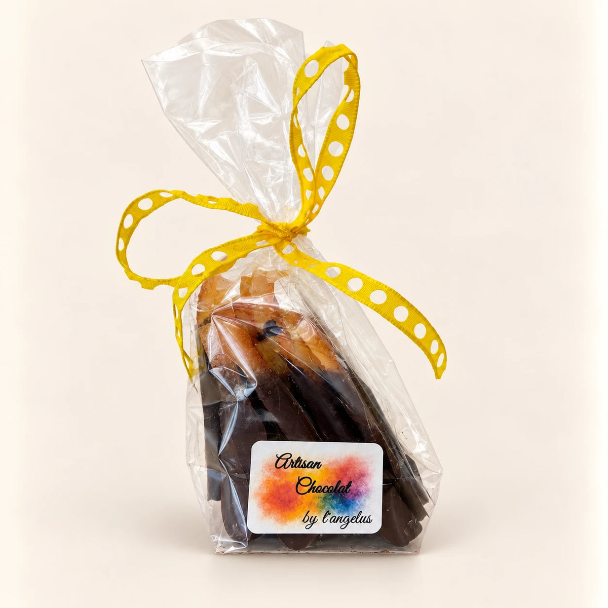 Sachet de bâtonnets d'orange confite enrobés de chocolat noir, noué d'un ruban jaune